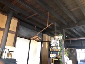 雑貨がいい味を出した店内