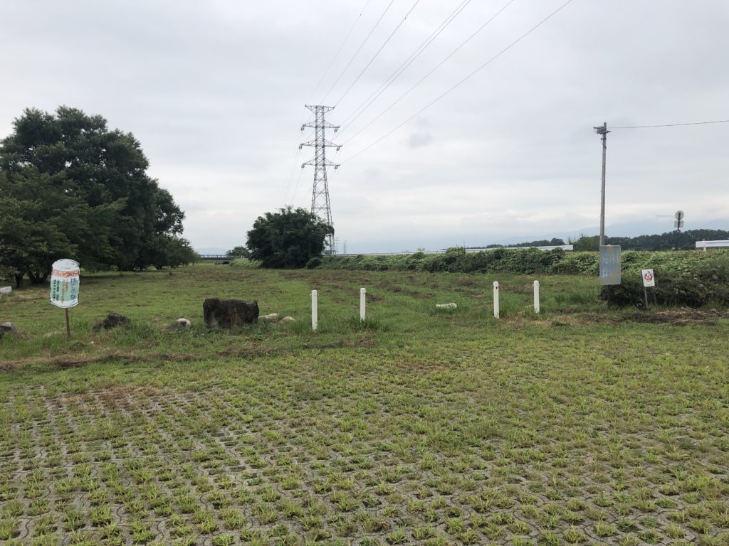 入口付近の駐車場