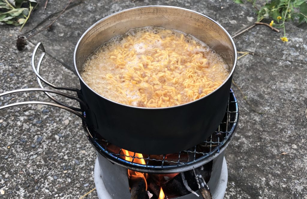 チキンラーメンを茹でる