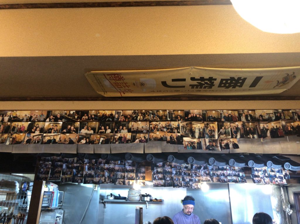 カウンター上に貼られた写真の数々